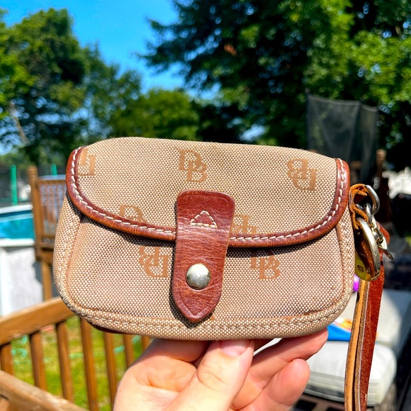 🔥 Dooney & Bourke Brown Wristlet Pouch 🔥 - Picture 1 of 7